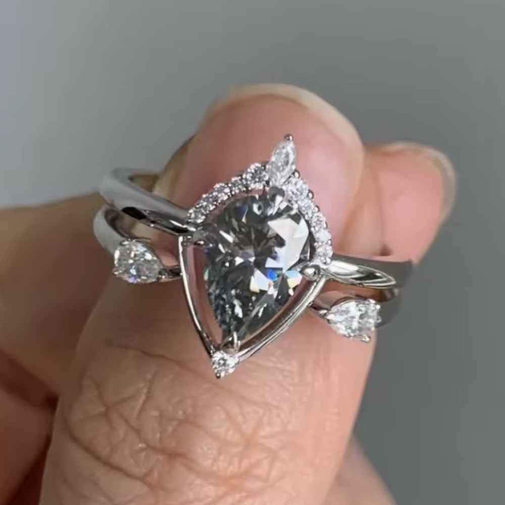 Elegant Silver Teardrop Ring